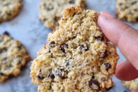 Cookies al cocco, mandorle e gocce di cioccolato